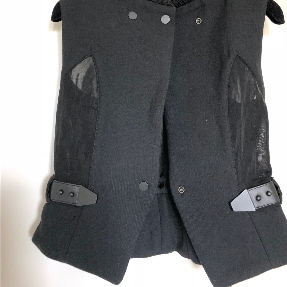 Sleeveless vest.🌿